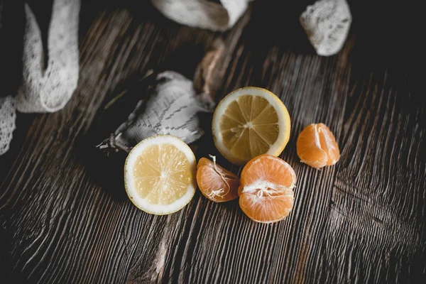 Cítricos Maduros Con Corazón Decorativo Sobre Fondo Madera —  Fotos de Stock