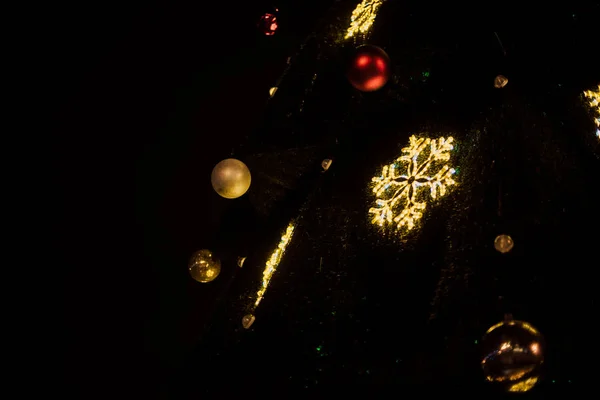 Närbild Stora Julgran Med Ljusa Kransar — Stockfoto
