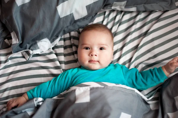 Πορτρέτο Του Αγόρι Μωρό Ξαπλωμένη Στο Κρεβάτι — Φωτογραφία Αρχείου