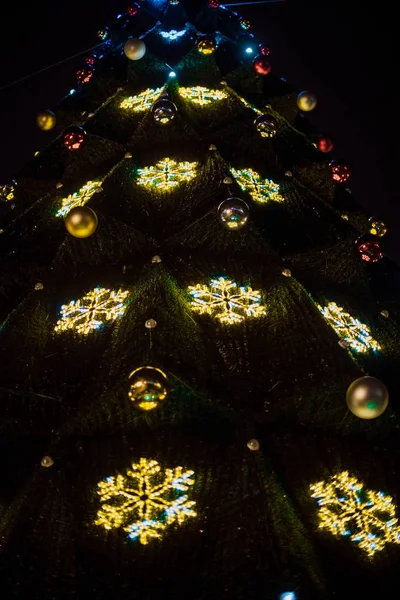 Vista Grande Árvore Natal Com Guirlandas Brilhantes Rua Gomel Bielorrússia — Fotografia de Stock