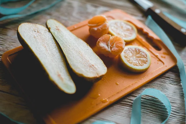 Citrusfrukter Och Päron Träbord — Stockfoto