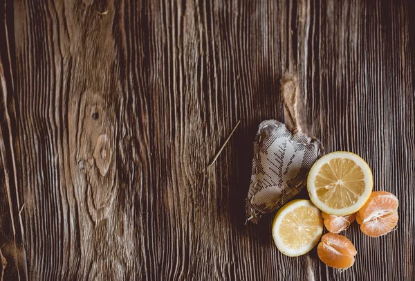 Cítricos Maduros Con Corazón Decorativo Sobre Fondo Madera —  Fotos de Stock