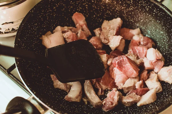 フライパンに生の肉のクローズ アップ — ストック写真