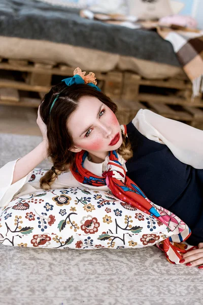 Retrato Mujer Hermosa Colorido Cravat Tonos Rojos Maquillaje — Foto de Stock