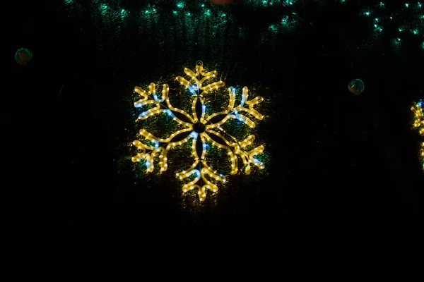 Close Grande Árvore Natal Com Guirlandas Brilhantes — Fotografia de Stock