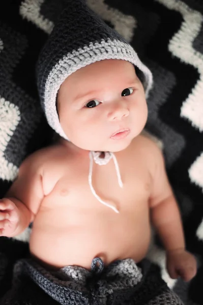 Мальчик Вязаной Шляпе Одеяле — стоковое фото