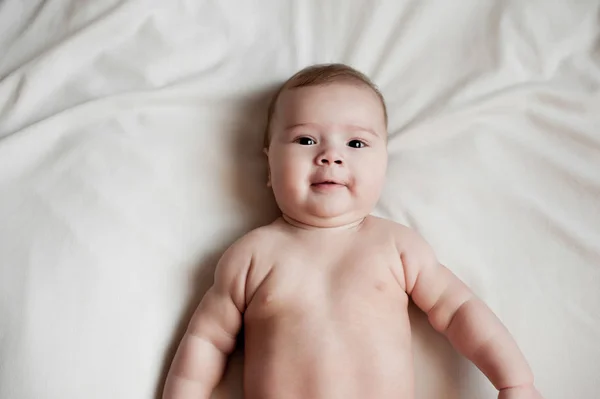 Retrato Menino Deitado Cama Branca — Fotografia de Stock