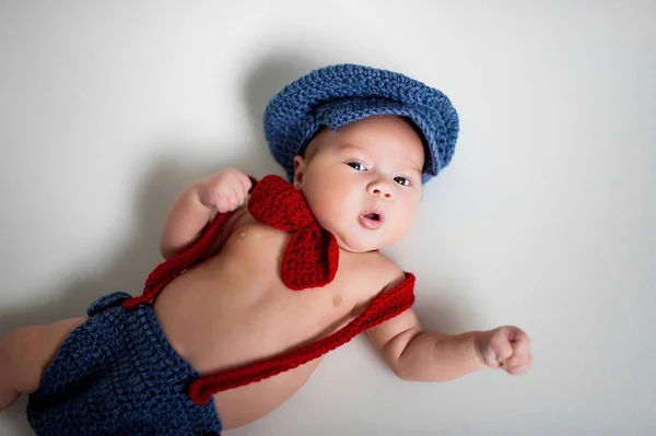 Мальчик Вязаной Шляпе Красной Бабочке — стоковое фото