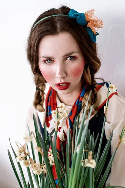 Portret Van Mooie Vrouw Kleurrijke Cravat Rode Tinten Make — Stockfoto