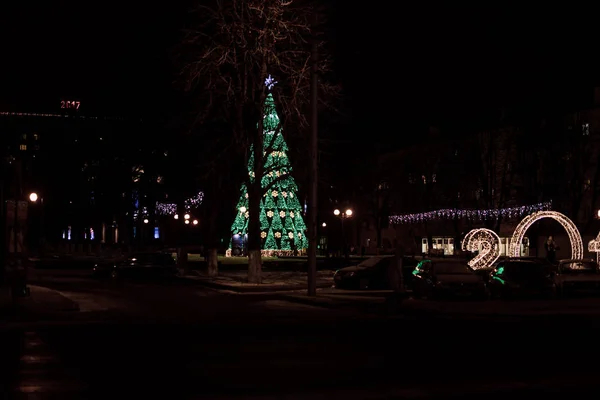 Vue Grand Sapin Noël Avec Des Guirlandes Lumineuses Sur Rue — Photo