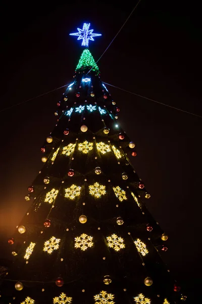 Weergave Van Grote Kerstboom Met Heldere Slingers Straat Homel Wit — Stockfoto