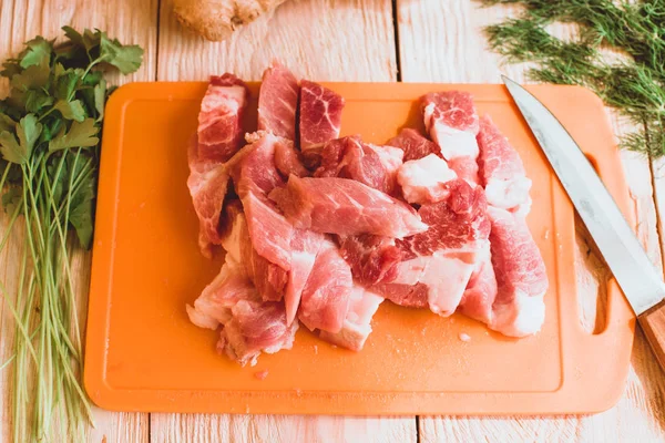 Rohes Fleisch Mit Zutaten Auf Holztisch — Stockfoto