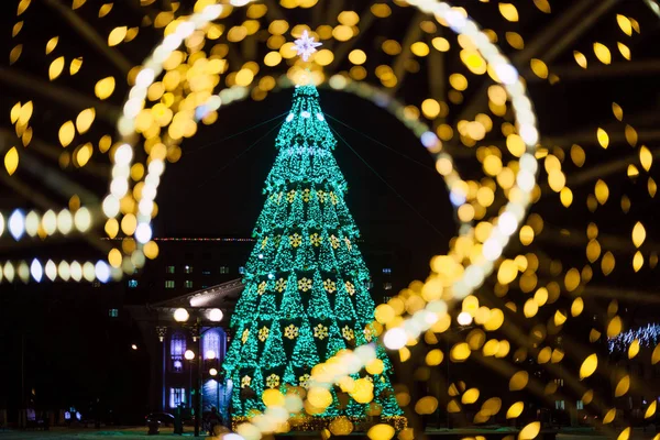 Vista Grande Árvore Natal Com Guirlandas Brilhantes Rua Gomel Bielorrússia — Fotografia de Stock