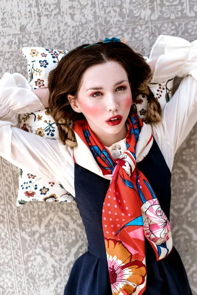 Retrato Mujer Hermosa Colorido Cravat Tonos Rojos Maquillaje — Foto de Stock