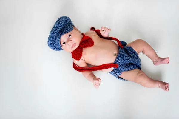 戴针织帽子和红色领结的男婴 — 图库照片