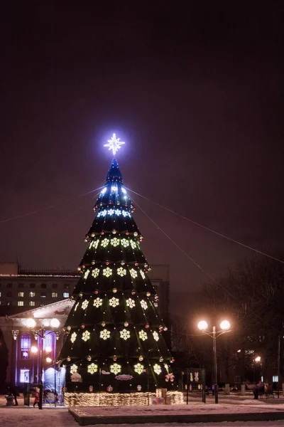 Vista Grande Árvore Natal Com Guirlandas Brilhantes Rua Gomel Bielorrússia — Fotografia de Stock