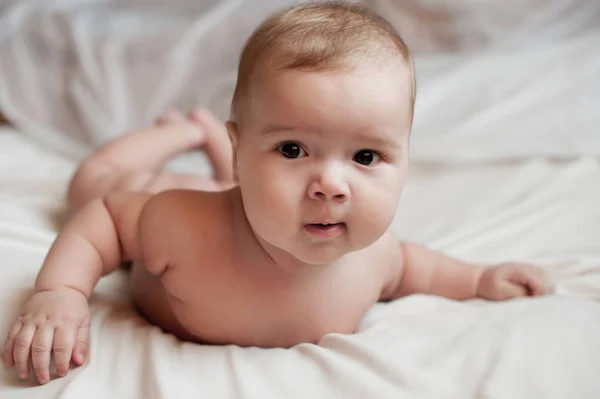 Retrato Del Bebé Acostado Sobre Ropa Cama Blanca — Foto de Stock