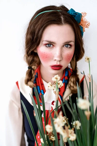 Retrato Mulher Bonita Maquiagem Colorido Cravat Tons Vermelhos — Fotografia de Stock
