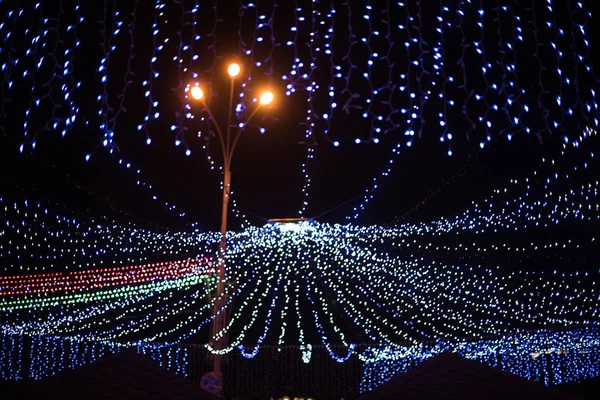 Gloeiende Kleurrijke Figuur Van Lichten Feestelijke Decoratie Van Stad Bij — Stockfoto