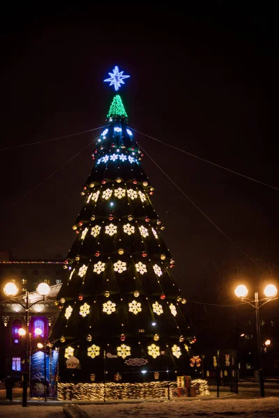 Vista Grande Árvore Natal Com Guirlandas Brilhantes Rua Gomel Bielorrússia — Fotografia de Stock