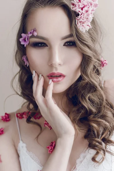 Cosmetica Manicure Close Portret Van Aantrekkelijke Vrouw Met Droge Bloemen — Stockfoto