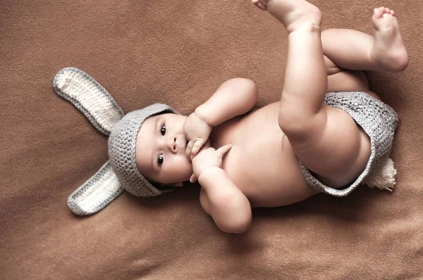 Lindo Bebé Niño Sombrero Punto Sobre Fondo Beige — Foto de Stock