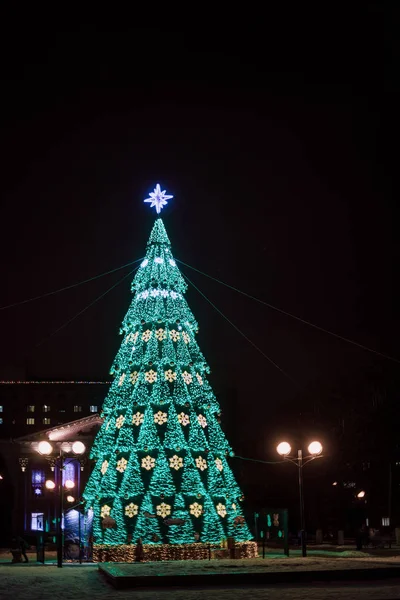 Weergave Van Grote Kerstboom Met Heldere Slingers Straat Homel Wit — Stockfoto