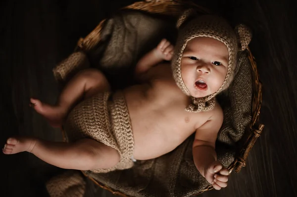 躺在篮子里的戴针织帽子的男婴肖像 — 图库照片