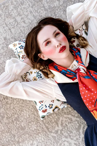 Portrait Beautiful Woman Colorful Cravat Red Shades Makeup — Stock Photo, Image
