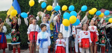 Chortkiv - Ternopil - Ukrayna - 24 Ağustos 2014. Ulusal kostüm çocuklarda vesilesiyle Ukrayna Bağımsızlık Günü kutlamaları sırasında şarkı