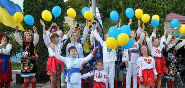 Чертков - Тернополь - Украина - 24 августа 2014 года. Дети в национальных костюмах поют во время празднования Дня Независимости Украины
