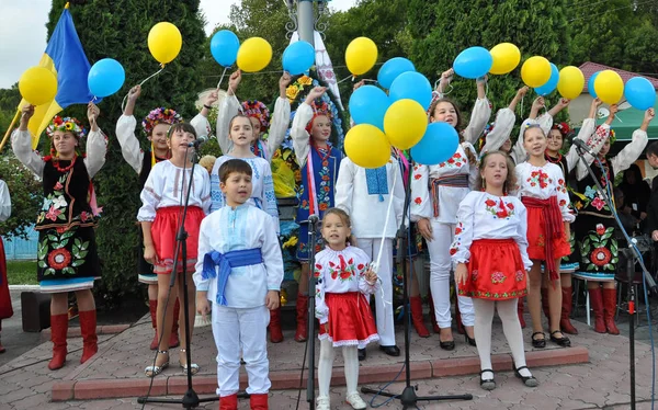 Chortkiv Ternopil Ucrania Agosto 2014 Niños Con Disfraces Nacionales Cantan — Foto de Stock