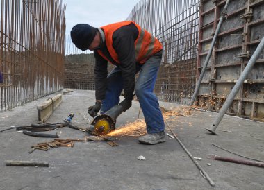 Chortkiv - Ternopil - Ukrayna - 11 Aralık 2017. Bulgar işçi kullanımı ile inşaat Chortkiv şehir içinde metal armatür keser