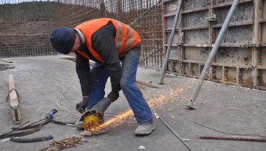 Chortkiv - Ternopil - Ukrayna - 11 Aralık 2017. Bulgar işçi kullanımı ile inşaat Chortkiv şehir içinde metal armatür keser