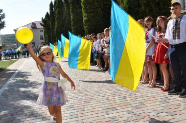 Chortkiv - Ternopil - Ukrayna - 31 Ağustos 2017. Ukrayna Devlet bayrakları çerçevede topuyla kutlamalar sırasında Devlet Pedagoji üniversitede çalışan küçük bir kız 