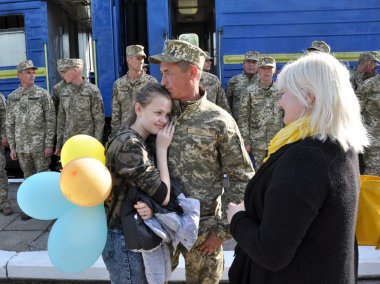 Ternopil - Ukrayna - 25 Nisan 2018. Sıcak Ukraynalı askeri toplantıda ana sayfa üzerinde Donbass mücadele görev yaptıktan sonra sel tam zamanı