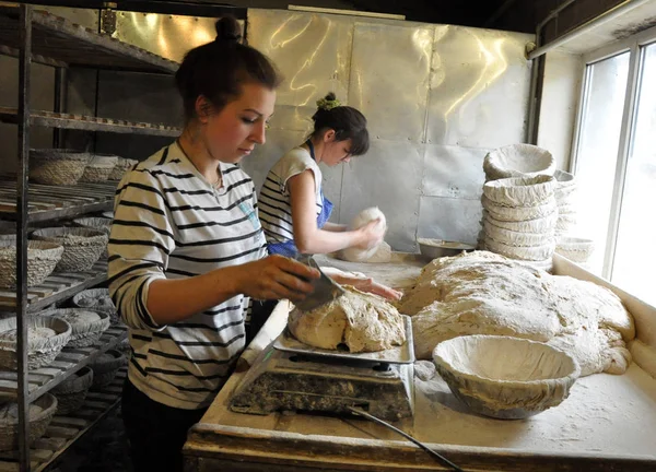 Chortkiv Ternopil Ucrania Enero 2015 Panadería Chortkiv Los Trabajadores Preparan —  Fotos de Stock