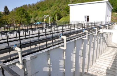 Chortkiv - Ternopil - Ukrayna - 2 Mayıs 2018. Yeniden oluşturulan kentsel kanalizasyon arıtma tesisleri ilk aşaması. Koridor aerotanks yapay biyolojik atık su için constructe olduğunu