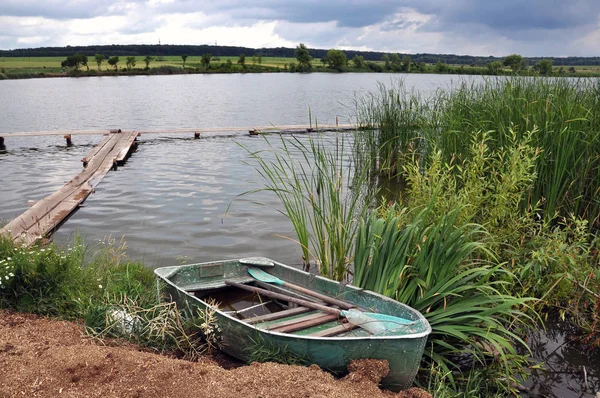 Paisagem Verão Com Barco Pesca Uma Lagoa — Fotografia de Stock