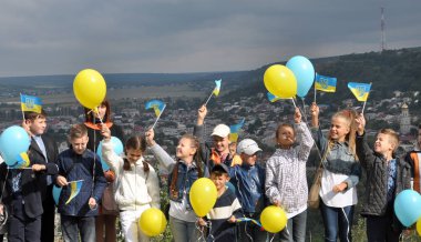Chortkiv - Ternopil - Ukrayna - 24 Ağustos 2017. Chortkiv Yurchinsky tepe üzerinde Ukrayna devlet bayrak günü kutlama