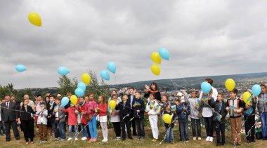 Chortkiv - Ternopil - Ukrayna - 24 Ağustos 2017. Chortkiv Yurchinsky tepe üzerinde Ukrayna devlet bayrak günü kutlama