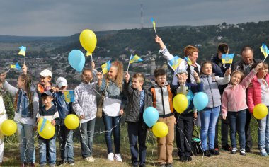 Chortkiv - Ternopil - Ukrayna - 24 Ağustos 2017. Chortkiv Yurchinsky tepe üzerinde Ukrayna devlet bayrak günü kutlama