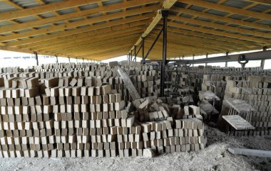 Tuğla kil fırında pişirme için yüklemeden önce geçici depolama dan çiğ