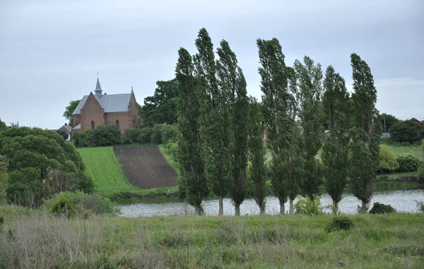 乡村景观与教堂在山上 杨树和池塘 — 图库照片