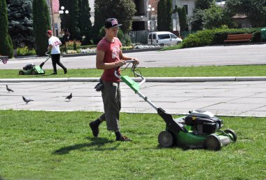 Genç işçiler çim kesme