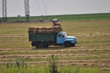 Traktör saman balya presler