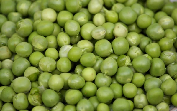 Verspreide Korrels Van Gepelde Jonge Groene Erwten — Stockfoto