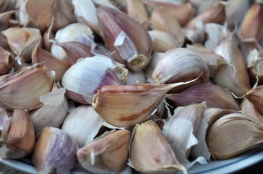 Başından ayrılmış ayrı diş sarımsak, daha fazla mutfak işlenmek veya tohum malzemesi olarak kullanılan çoğu