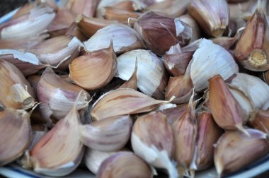 Başından ayrılmış ayrı diş sarımsak, daha fazla mutfak işlenmek veya tohum malzemesi olarak kullanılan çoğu