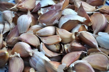 Başından ayrılmış ayrı diş sarımsak, daha fazla mutfak işlenmek veya tohum malzemesi olarak kullanılan çoğu